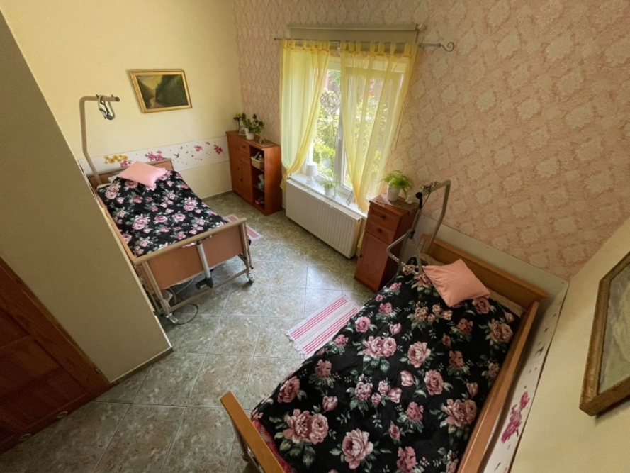 Pokój 2-osobowy w Rodzinnym Domu Seniora „Przy Lesie” w Górze