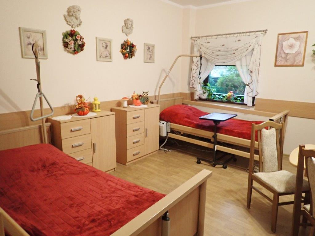 Pokoje w Domu Seniora Pod Sosnami w Rokicinie wyposażone są  łóżka medyczne i instalację przywoławczą