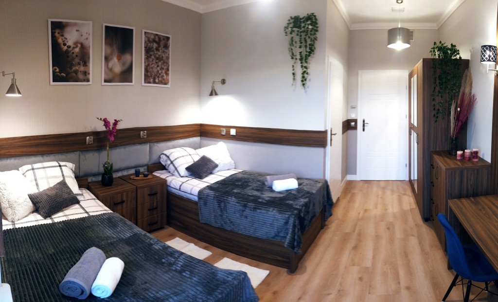 Pokoje w Dworze Seniora w Chrząstówce są wyposażone w niezbędne udogodnienia