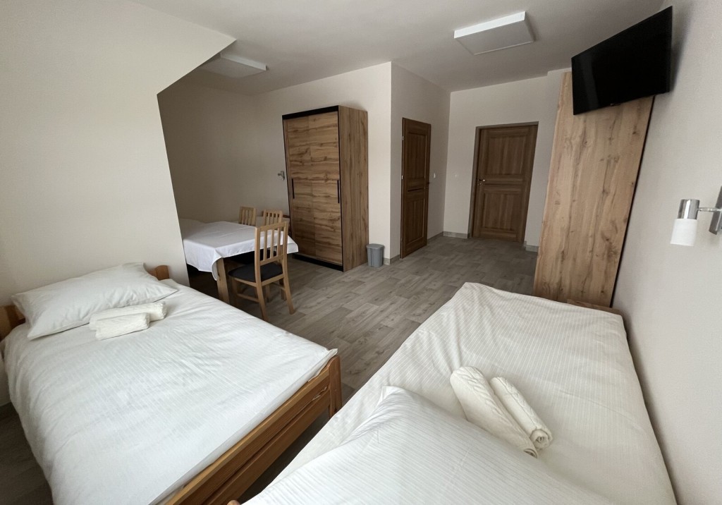 Pokoje w Domu Seniora Lepsze Jutro w Minostowicach są wyposażone w prywatne łazienki oraz TV