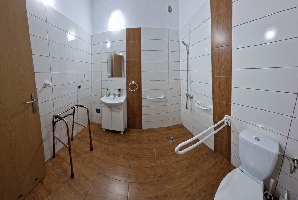 Dom Opieki Zielone Zacisze w Zielonce to miejsce przyjazdne osobom niepełnosprawnym - z myślą o nich zastosowane dodatkowe udogodnienia