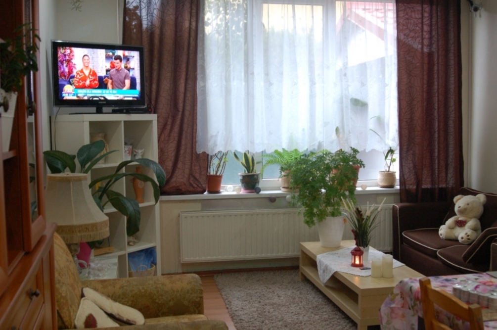 W Rodzinnym Domu Seniora „Przy Lesie” w Górze stworzono przytulną przestrzeń, w której mieszkańcy mogą spędzać czas wspólnie