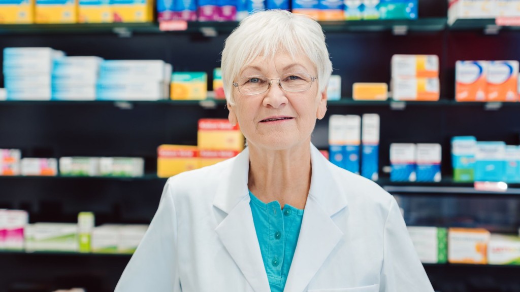 Starsza kobieta pracuje w aptece.