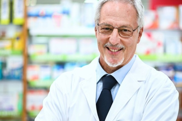 Silversi przyszłością branży opieki zdrowotnej? Na zdjeciu silver aptekarz.