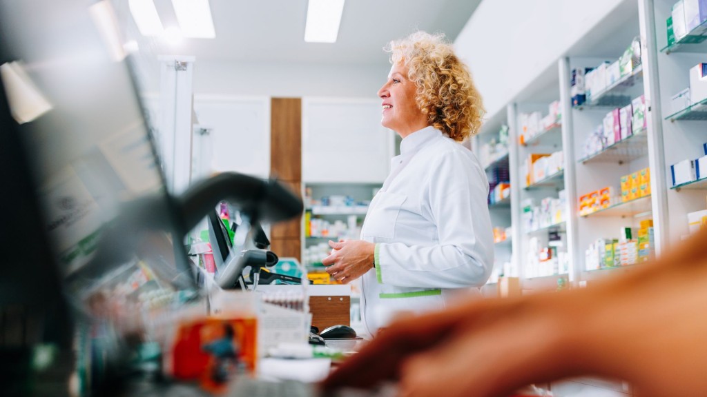 Dojrzała kobieta po 50-tce jako aptekarka.