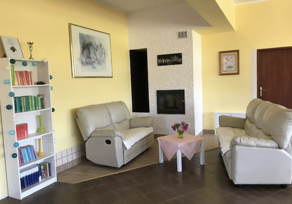 W Domu Seniora „SeniorMed” w Granicy znajduje się [rzytulny salon z kominkiem i biblioteczką