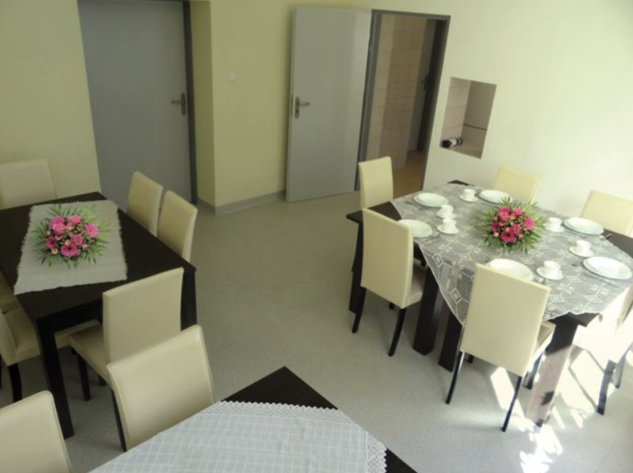 W Domu Opieki PORT w Wojkowicach znajduje się jadalnia i aneksy kuchenne na każdym piętrze