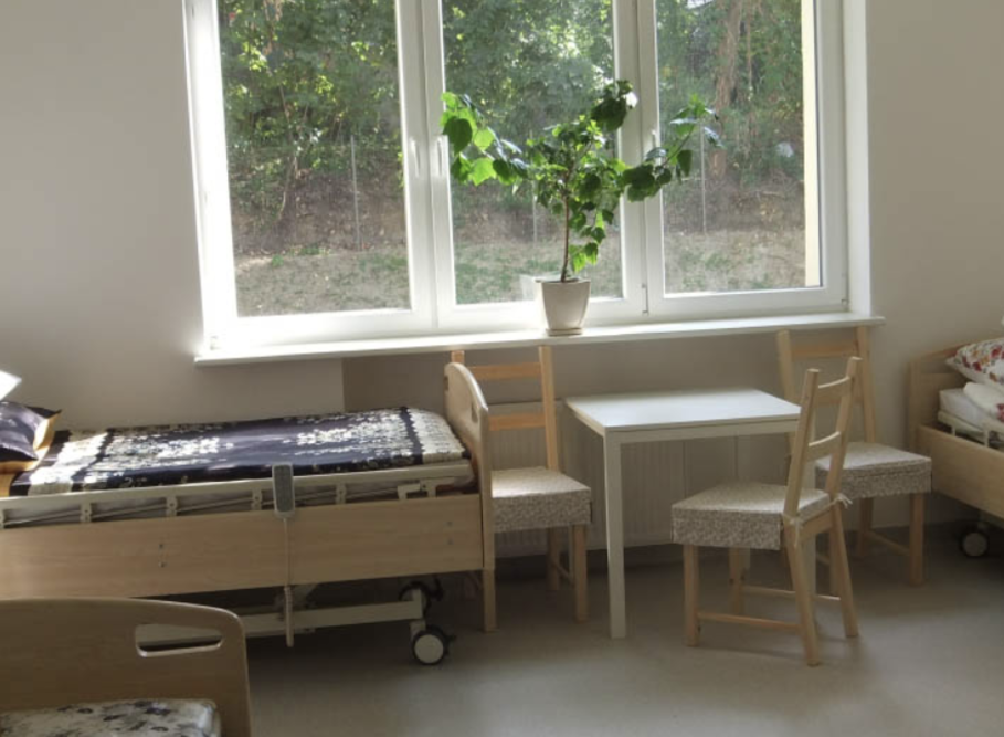 Pokoje w Domu Opieki PORT w Wojkowicach są wyposażone w łóżka wielofunkcyjne z instalacją przywoławczą