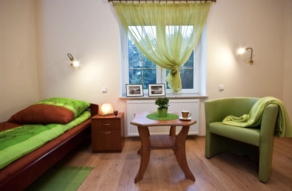 Jeden z pokoi w Domu Seniora „Willa Rosa" w Strzybnicy 