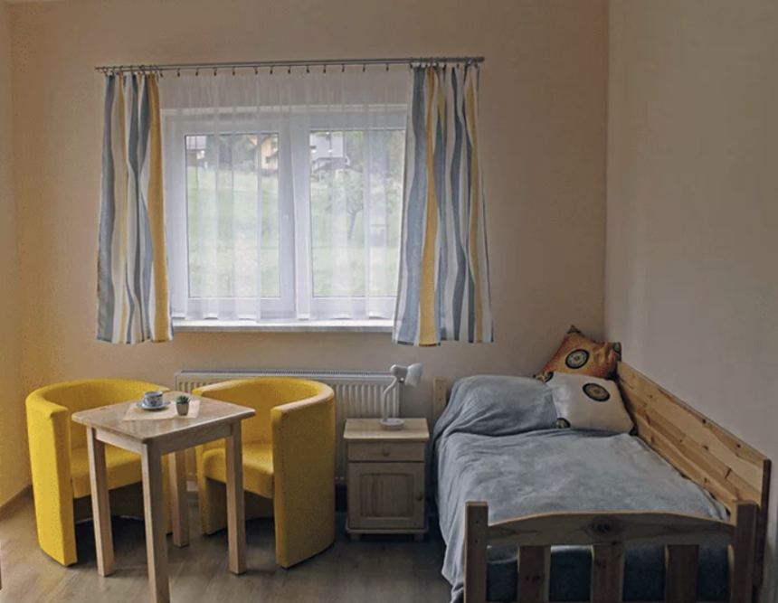 Rodzinny Dom Seniora w Brennej oddaje do dyspozycji seniorów przytulne pokoje z łazienkami