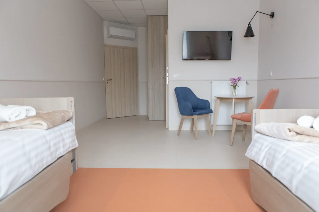 Każdy pokój w Prywatnym Domu Opieki Holi-Care w Wojniczu posiada prywatną łazienkę