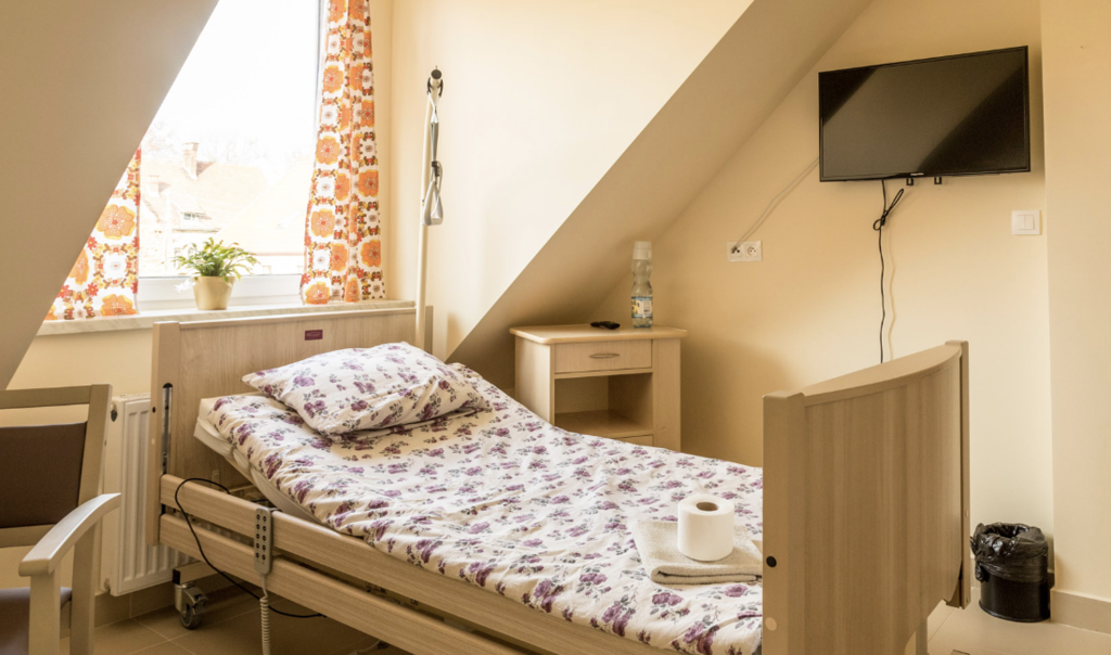 Pokoje w Rezydencji Seniora - Pałacu Tomice w Tomicach wyposażone w są w telewizor i łazienkę