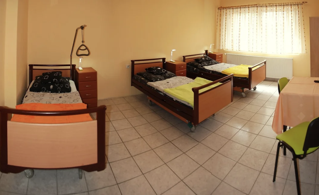 Pokoje w Domu Seniora „Pod Kasztanami" w Dzierżoniowie są przestronne i standardowo umeblowane