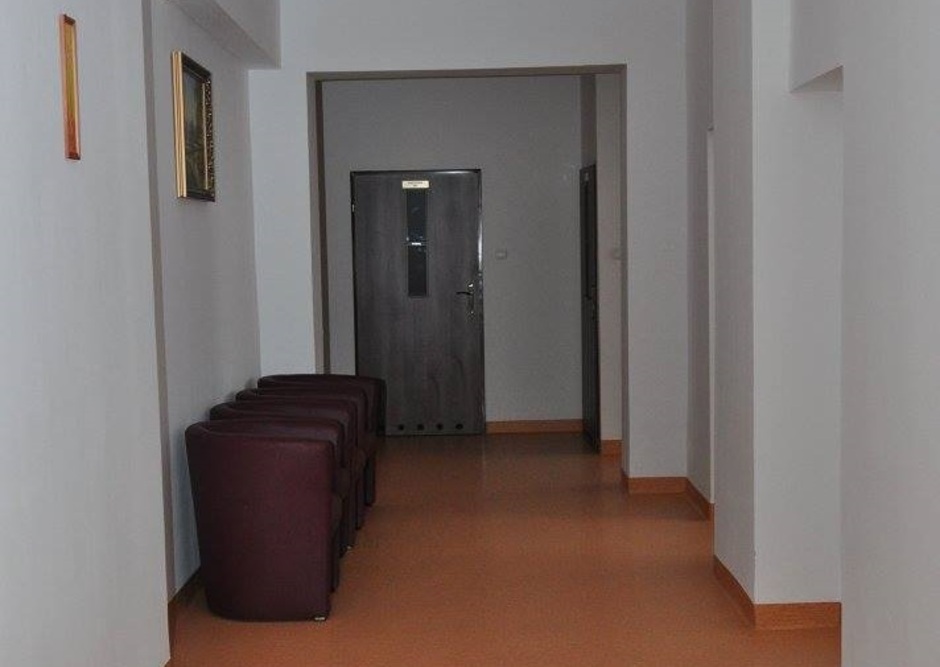Szerokie korytarze w Domu Opieki w Brzegu Dolnym ułatwiają poruszanie się po obiekcie osobom niepełnosprawnym