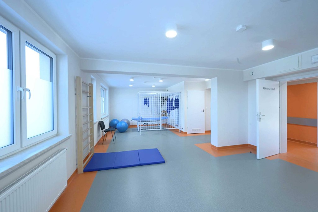 Dom Seniora ArmadaClinic w Krakowie dysponuje nowoczesnym zapleczem rehabilitacyjnym, w tym salą do ćwiczeń 