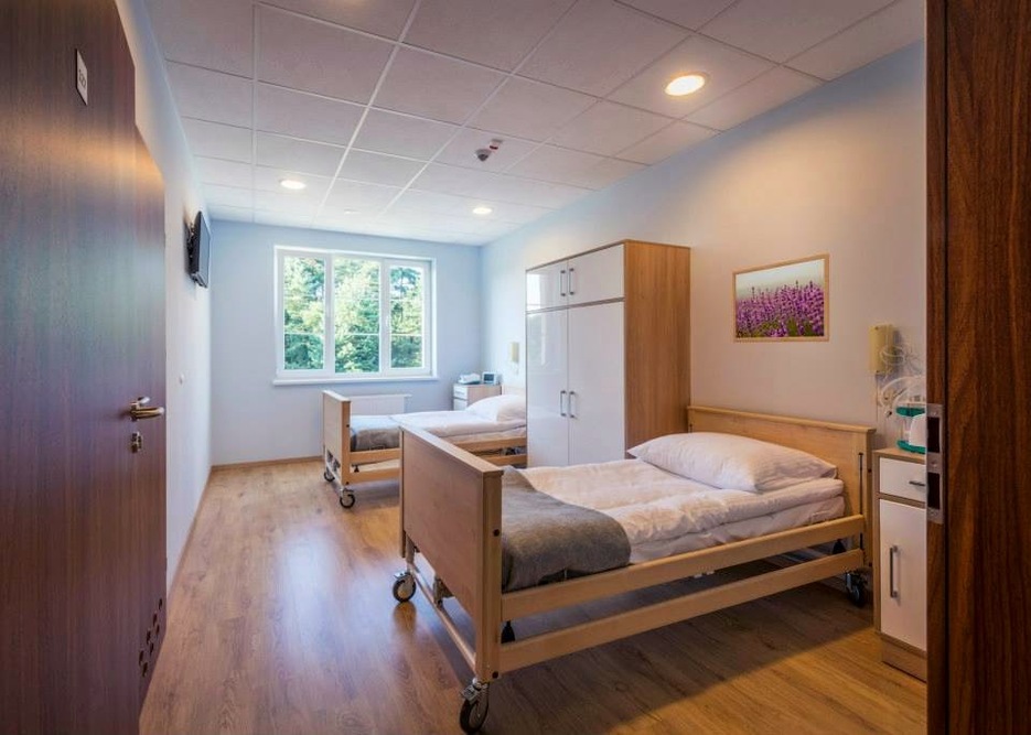 Pokoje w Centrum Opieki i Rehabilitacji „Leśna Polana” w Gryficach są dostosowane dla potrzeb osób niepełnosprawnych