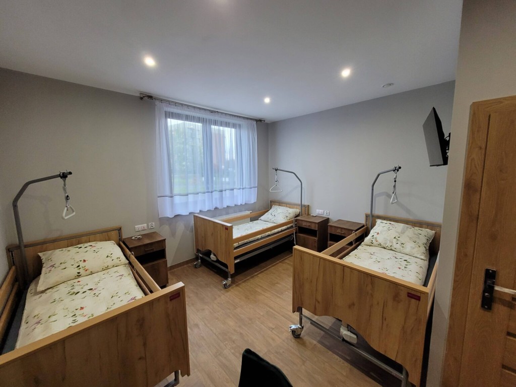 Jeden z pokoi 3-osobowych w Domu Opieki STASZEK w Zawierciu