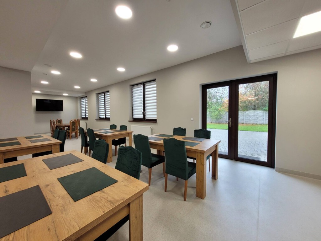 Wspólna jadalnia z wyjściem do ogrodu w Domu Opieki STASZEK w Zawierciu