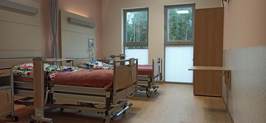 Pokoje w Zakładzie Opieki Długoterminowej FREGATA w Świnoujściu są wyposażone w wielofunkcyjne łóżka 
