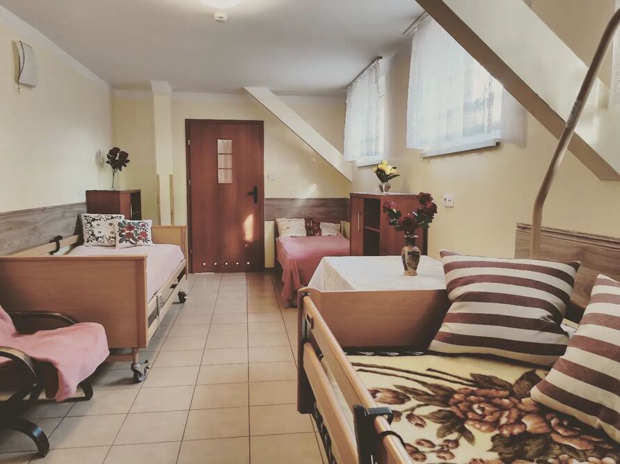 Baza noclegowa Domu Opieki FENIKS w Otwocku obejmuje różńe rodzaje pokoi, w tym lokale 3-osobowe