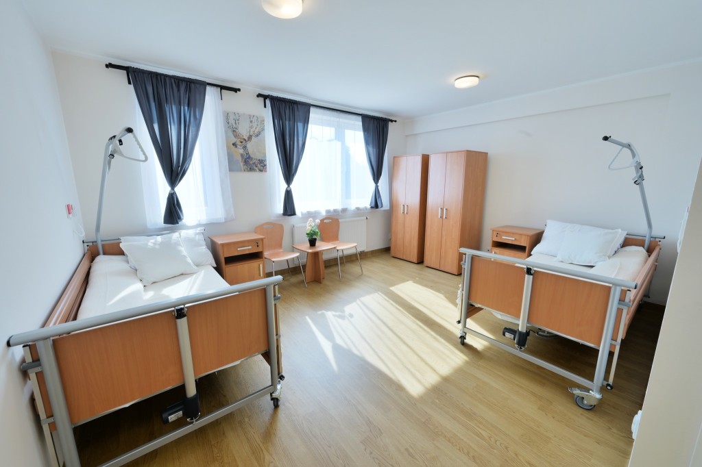 Jeden z pokoi 2-osobowych w Domu Seniora ArmadaClinic w Krakowie