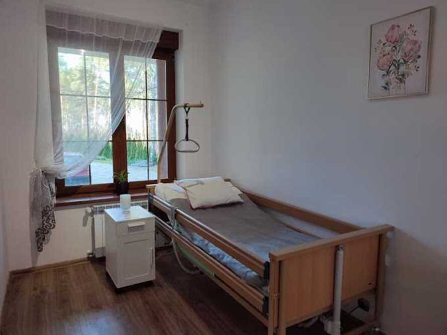 Dom Seniora „Zielone Wzgórze" w Wilkanowie dysponuje komfortowymi pokojami z instalacją przywoławczą