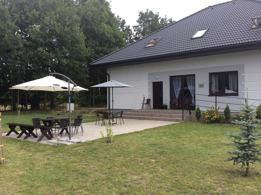 Ogród i taras przed Rodzinnym Domem Pomocy „Magnolia" w Teresinie