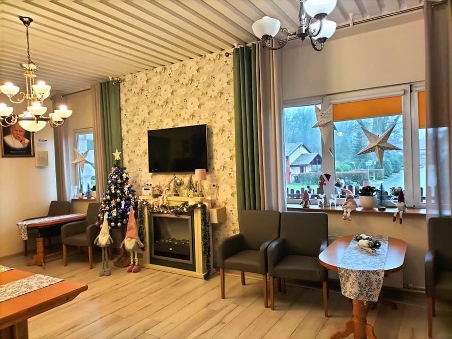 Jeden z dwóch pokoi pobytu dziennego   w Domu Pomocy Społecznej w Dębcach 