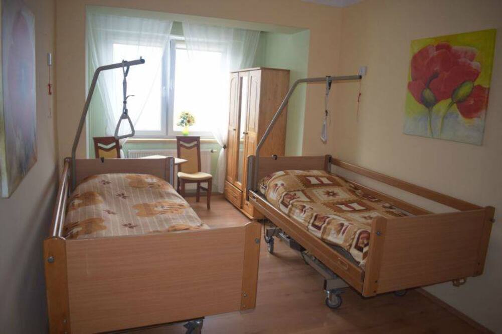 Pokoje w Domu Opieki „Słoneczny Stok" w Wiśle wyposażone w wielofunkycyjne łóżka 