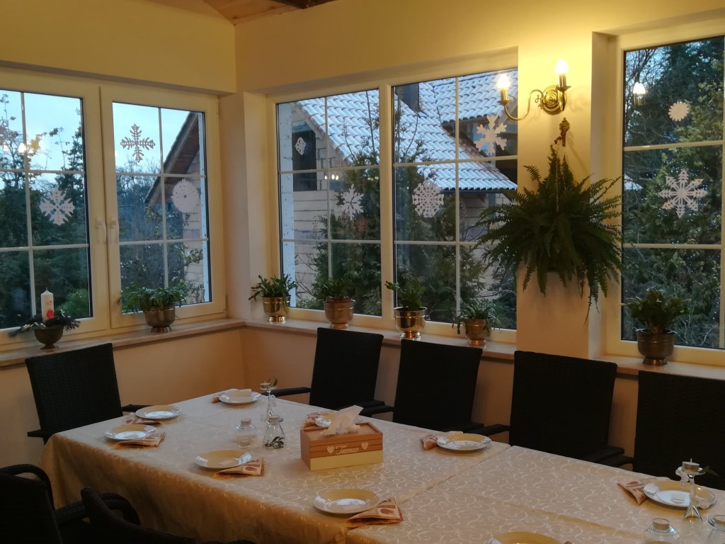 Wnętrza Pensjonatu „Radosna Jesień” w Puszczykowie są jasne i przytulne