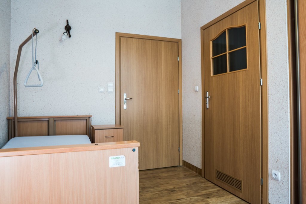 Pokoje w Śląskim Domu Seniora w Nowej Rudzie posiadają łazienki