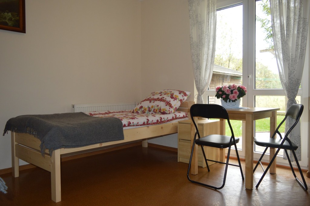 Pokoje mieszkalne w Domu Pielęgnacyjno-Opiekuńczym DALFAS w Annogórze posiadają osobne wyjście na taras