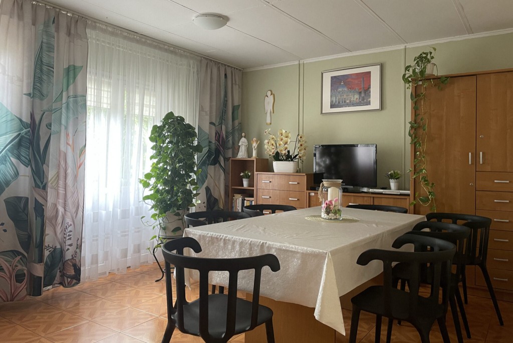 Wspólny salon w Domu Pomocy Społecznej w Radzyminie