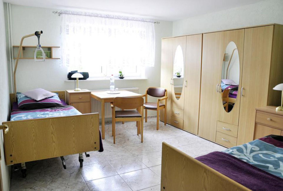 W Domu Opieki Rafael w Dębicy znajdują się przestronne i jasne pokoje wyposażone w wielofunkcyjne łóżka