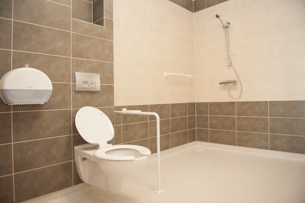 Dom Seniora „Pod Dębami” w Łodzi to miejsce pozbawione barier architektonicznych i przystosowane dla osób niepełnosprawnych