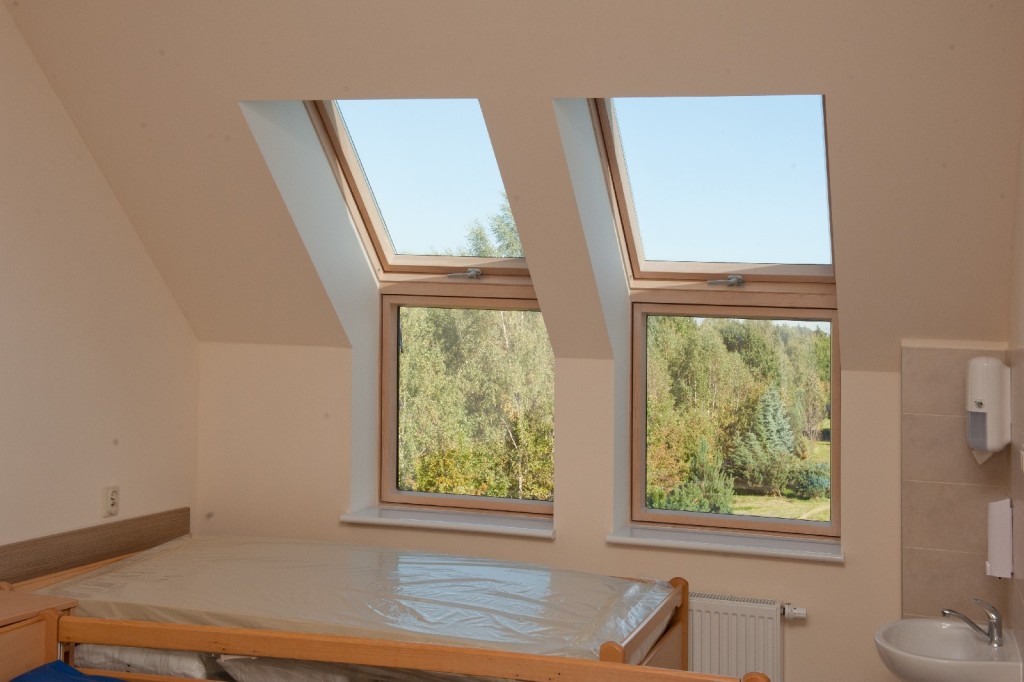 Pokoje w Domu Seniora „Pod Dębami” w Łodzi są jasne i wyposażone w kąciki sanitarne