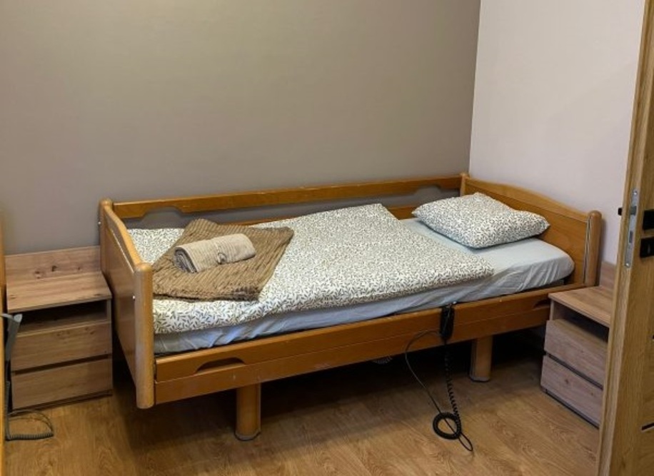 Centrum Rehabilitacyjne ZAGÓRZANKA w Krokowej dysponuje wielofunkycjnymi łóżkami - przy każdym z nich znajduje się instalacja przywoławcza