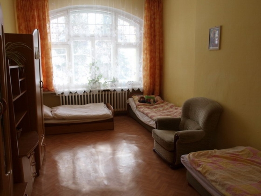 Jeden z pokoi 3-osobowych w Domu Opieki ARKADIA w Polanicy-Zdroju