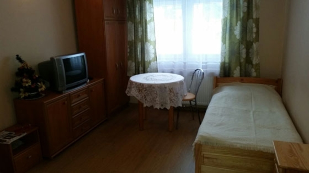Pokoje w Domu Opieki ARKADIA w Ścinawce Górnej są wyposażone w podstawowe meble i sprzęty