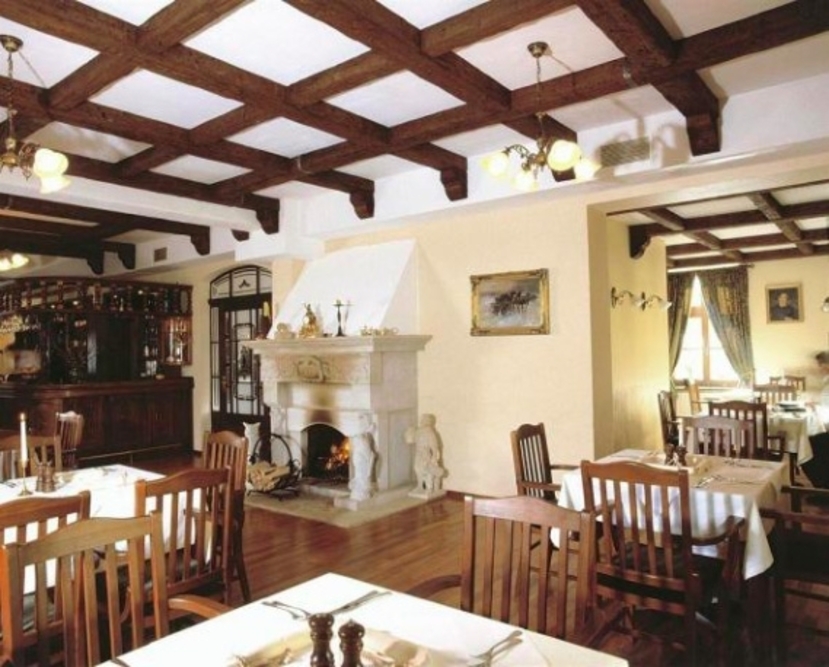 Jadalnia i sala kominkowa w Domu Opieki Borys w Zagórzu