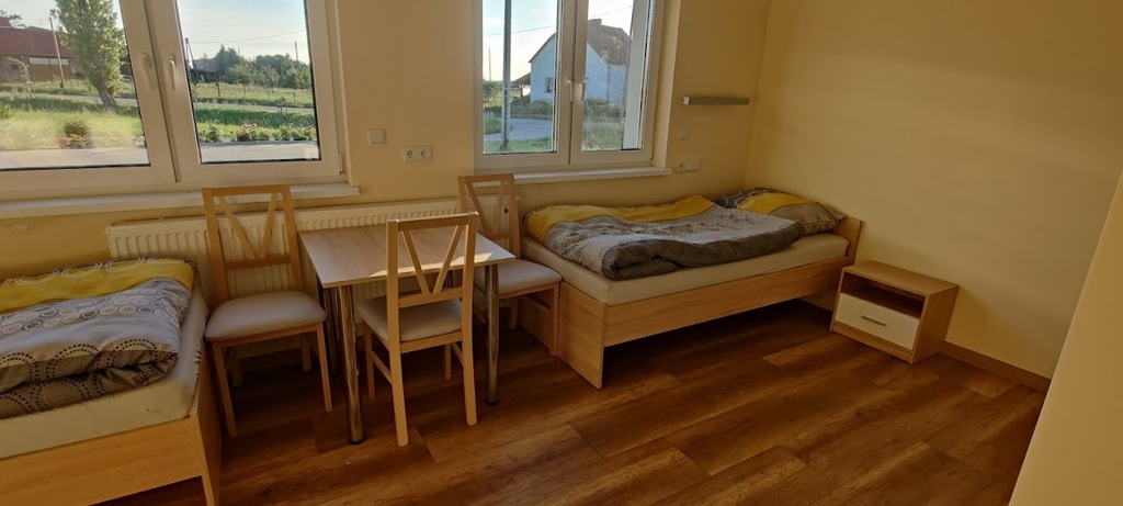 Pokoje w Centrum Opieki i Rehabilitacji OSTOJA w Landzmierzu są wyposażone w wygodne i funkcjonalne meble