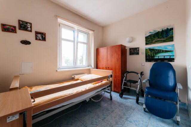 Jeden z pokoi w Ośrodku Alzheimerowskim w Ścinawie