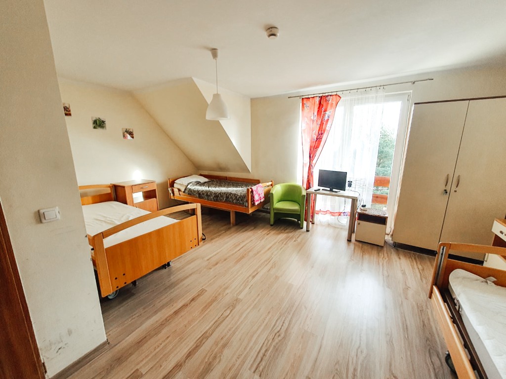 Jeden z pokoi 3-osobowych w Domu Opieki ELDERIS w Polanicy-Zdroju