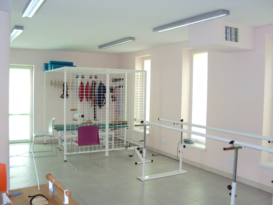 W Domu Pomocy Społecznej im. Jana Pawła II w Kamesznicy znajduje się sala do rehabilitacji ruchowej