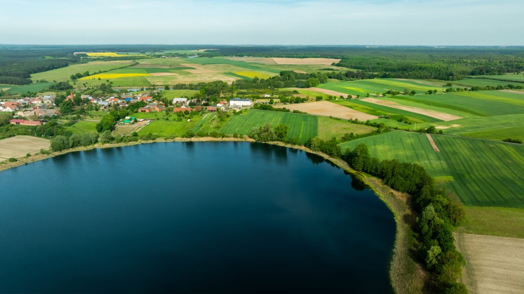 Dom Pomocy Społecznej im. Bpa Stanisława Stefanka w Kolsku leży nad jeziorem, w otoczeniu pól i łąk