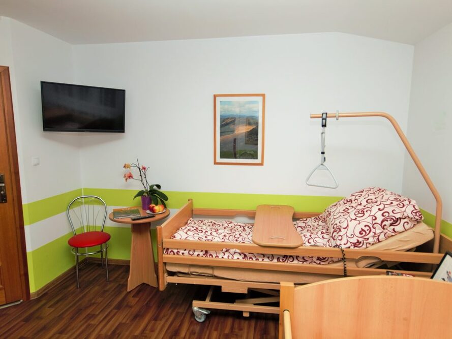 Zakład Pielegnacyjno-Opiekuńczy Wigor w Legionowie dysponuje komfortowymi pokoajmi - w każdym z nich znajduje się telewizor