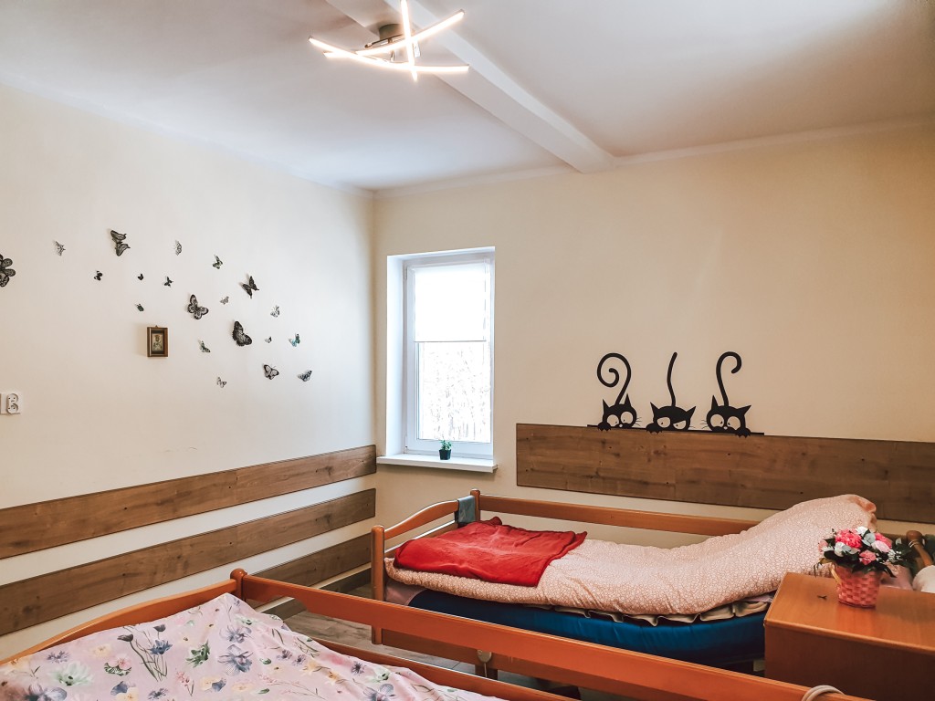 W pokojach mieszkalnych w Domu Opieki Zacisze w Szczawnie-Zdroju znajdują się wygodne meble oraz instalacja przywoławcza