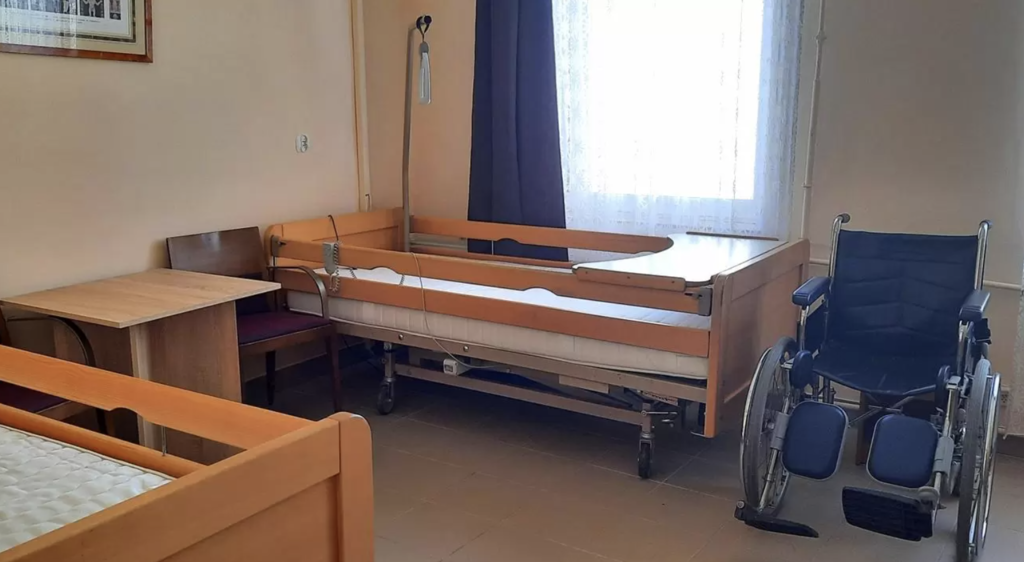 Jeden z pokoi 2-osobowych w Domu Opieki Rodzinnej EDEN w Środzie Śląskiej