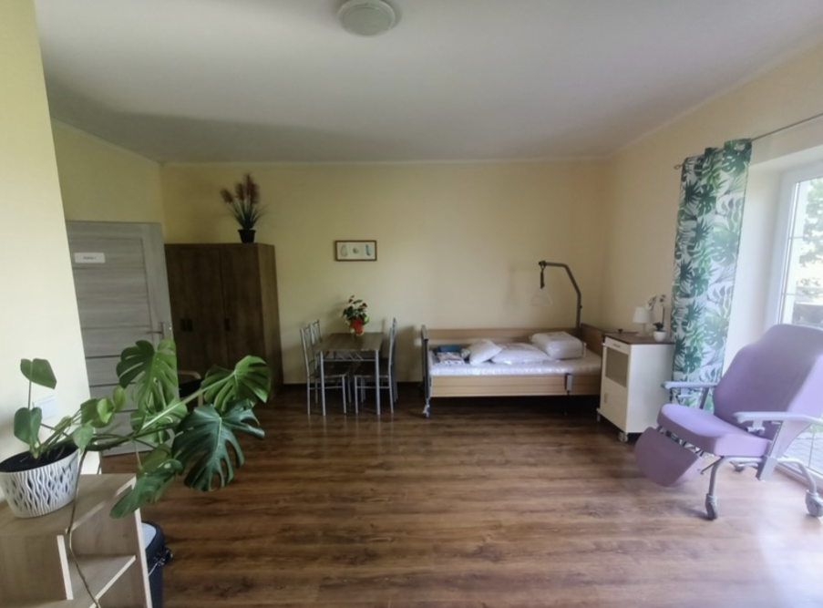 Pokoje mieszkalne w Domu Opieki Zielone Zacisze w Kielcach są wyposażone w wielofunkcyjne łóżka i instalację przywoławczą