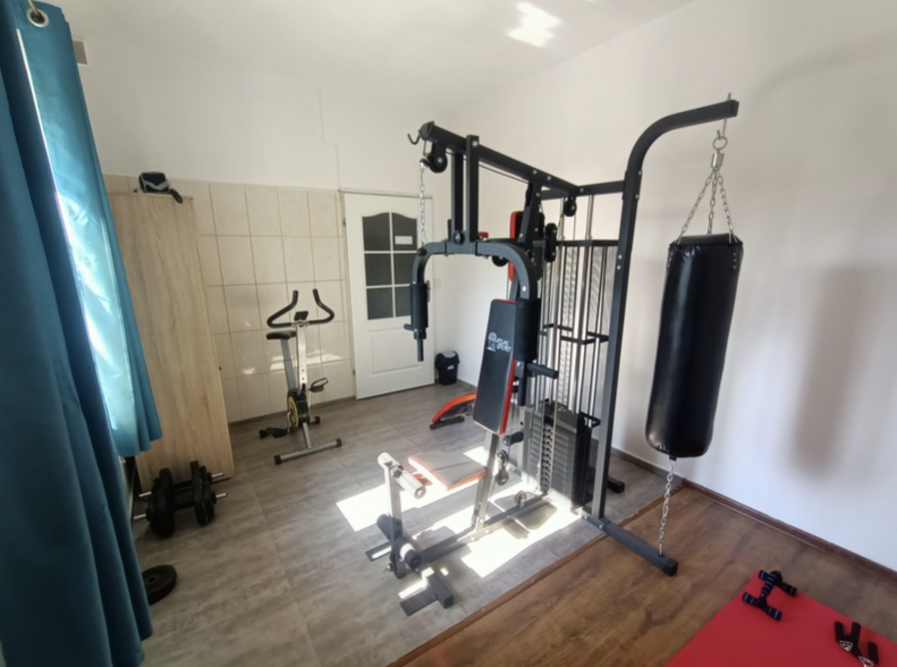 Na terenie Domu Opieki Zielone Zacisze w Kielcach znajduje się niewielka, ale dobrze wyposażona sala do ćwiczeń